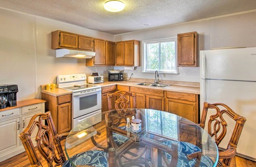 Tranquil Harbour Cottage | Sunny Oak Island Retreat - 3 Blocks to Beach!