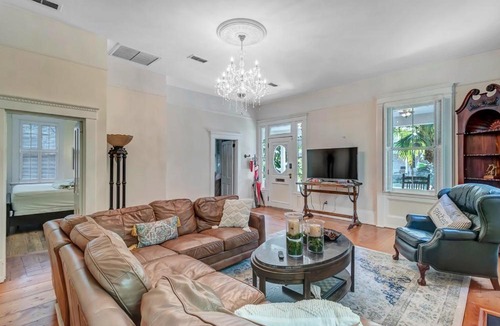 Downtown Historic District House | Sunny Side Cottage - near downtown w garden