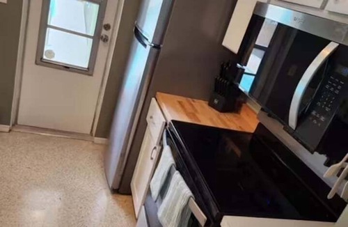 Bay Isle House | Sunny Siesta Key Retreat w/Private Heated Pool | 2BR | Dog-Friendly