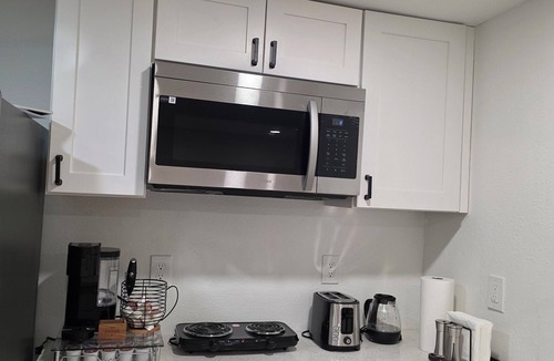 Holiday Lake Estates Apartment | Sunnybreak –Private Studio w/Kitchen & Laundry Cozy Coastal Getaway in Holiday