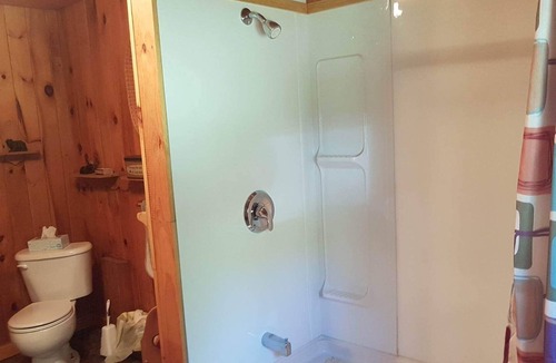 Bishop Corners Cabin | Sunset Bay with Hot Tub