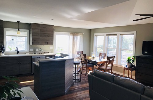 Avon House | 🌅Sunset Season Getaway + Special Welcome Treat for You and Your Pup 🐶