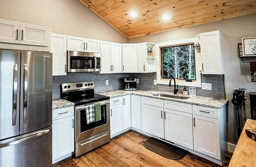 Franklin House | Sunset view, dog friendly, romantic getaway.