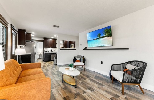 New Port Richey House | Swan Lake Inn - Waterfront Oasis Firepit BBQ