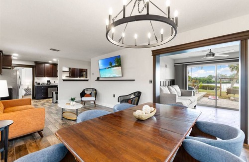 New Port Richey House | Swan Lake Inn - Waterfront Oasis Firepit BBQ