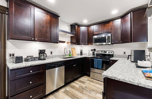 New Port Richey House | Swan Lake Inn - Waterfront Oasis Firepit BBQ