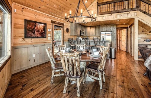 Mineral Bluff Cabin | Sweeping Views, 3 King beds, Fiber Internet, and m