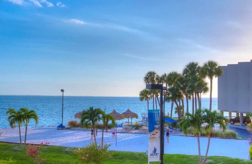 Rocky Point Condo | Tampa Bay 2BR - Pool View, King, Queen & Kitchen