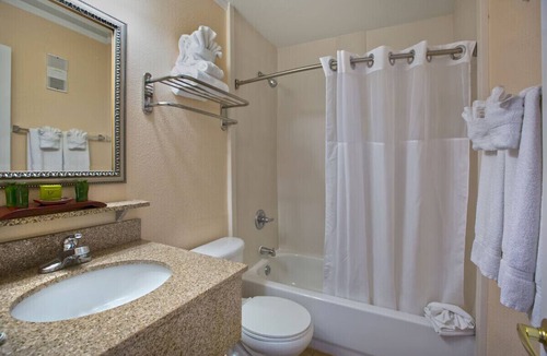 Rocky Point Hotel | Tampa Bay Double Queen 1BR w/Pool & Beach Access