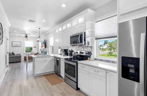 Tarpon Springs Cottage | Tarpon Tides Cottage - Walk to the Sponge Docks & Downtown!