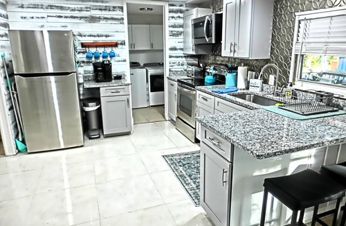 Weeki Wachee Gardens House | Teal Turtle, Swim Mat, Kayaks, Fire Pit! PET FRIENDLY - Weeki Wachee River!