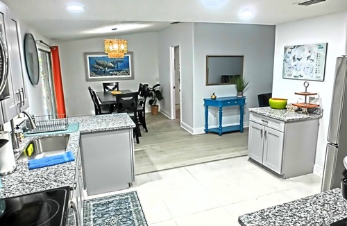Weeki Wachee Gardens House | Teal Turtle, Swim Mat, Kayaks, Fire Pit! PET FRIENDLY - Weeki Wachee River!