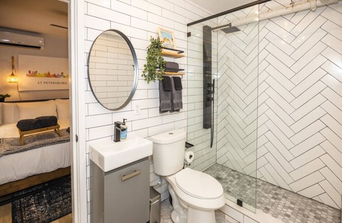 Downtown St. Petersburg Bed & Breakfast | The 1888 Hotel 202 (A/B/C) 2 Bed/1 Bath King Suite