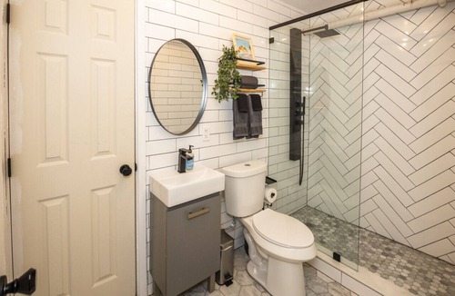 Downtown St. Petersburg Bed & Breakfast | The 1888 Hotel 202 (A/B/C) 2 Bed/1 Bath King Suite