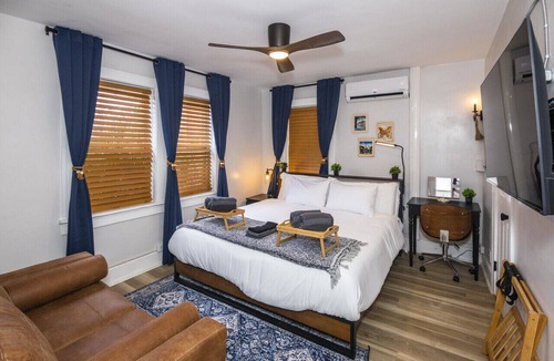 Downtown St. Petersburg Bed & Breakfast | The 1888 Hotel 202 (A/B/C) 2 Bed/1 Bath King Suite