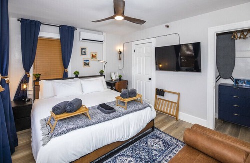 Downtown St. Petersburg Bed & Breakfast | The 1888 Hotel 202 (A/B/C) 2 Bed/1 Bath King Suite
