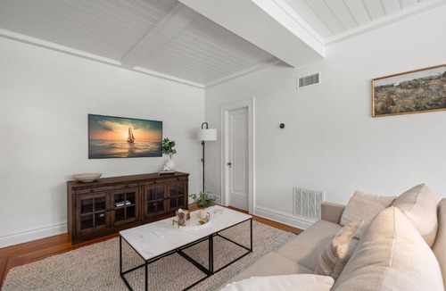 Hyde Park Apartment | The Adaline Room #8 - Beautiful Hyde Park Apt, 2nd Floor, Steps to Bayshore