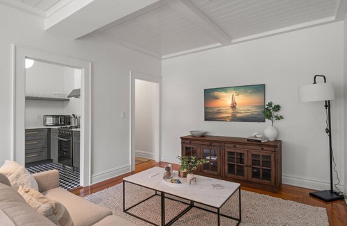 Hyde Park Apartment | The Adaline Room #8 - Beautiful Hyde Park Apt, 2nd Floor, Steps to Bayshore
