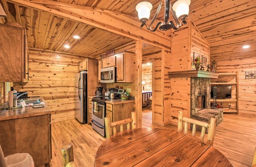 Helen Cabin | ‘The Apple Dumpling’ Cabin: Pool Table, Grill