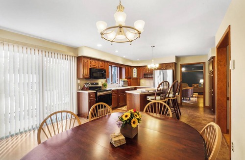 Newton House | The Bren Inn ~ Spacious Retreat Near Perona Farms