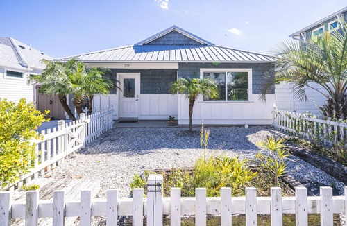 Vilano Beach Cottage | The Coconut Cottage. Hot Tub. Walk To Beach