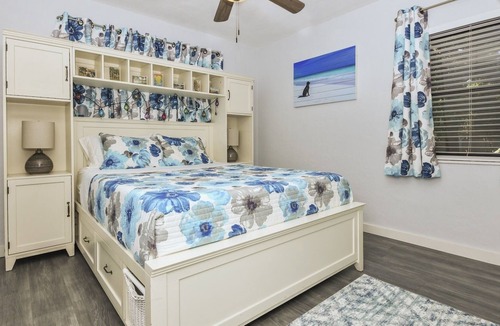 St. Petersburg House | The Doghouse Inn ~ MUST Love Dogs! ~ Central St. Pete - Backyard Sanctuary