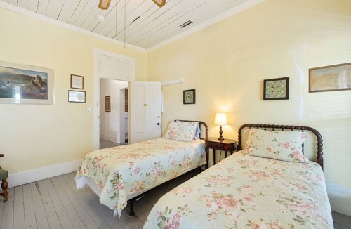 Cedar Key Hotel | The Downtown Historic Island Hotel