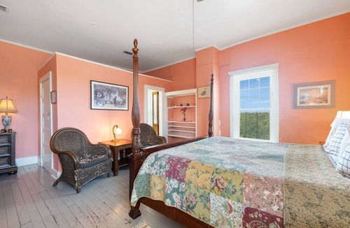 Cedar Key Hotel | The Downtown Historic Island Hotel