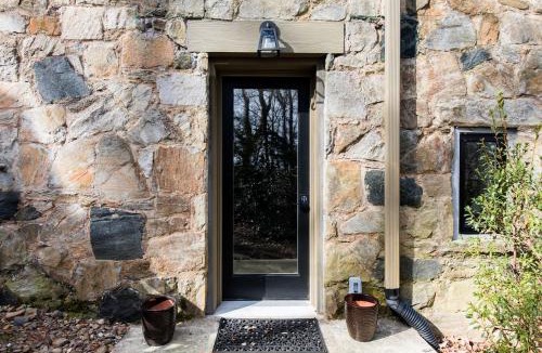 Lynn Apartment | The Forest Door - Studio Suite in Stone Cottage
