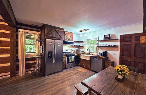 Franklin House | The Fox Den, A Rustic Log Cabin near GSMNP & NNF