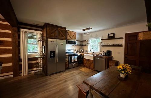 Franklin House | The Fox Den, A Rustic Log Cabin near GSMNP & NNF