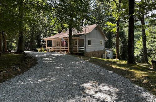 Franklin House | The Fox Den, A Rustic Log Cabin near GSMNP & NNF