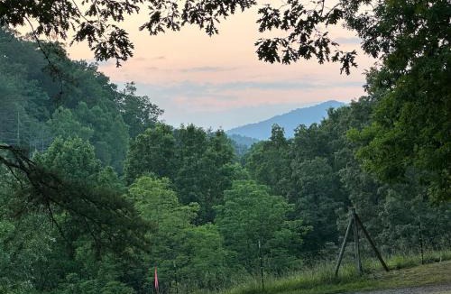 Franklin House | The Fox Den, A Rustic Log Cabin near GSMNP & NNF