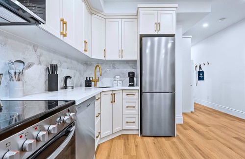 Riverdale Apartment | The Gerrard | Group Basement CN Tower Transit Base