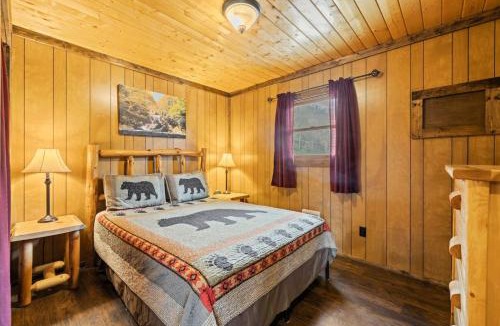 Dillsboro House | The Great Escape - Riverfront Cabin, Mountain Views, Fishing, and Rafting!