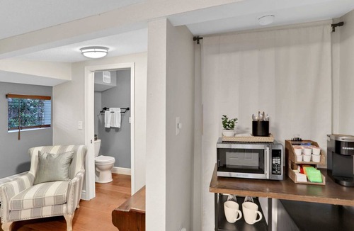 Mount Dora Apartment | The Hideaway ~ Cozy Studio ~ 1 Gig Wi-Fi