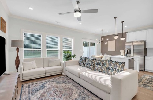 Spartanburg Villa | The King Suite| Luxe 3BR | Sleeps 10 | 2 Min to DT