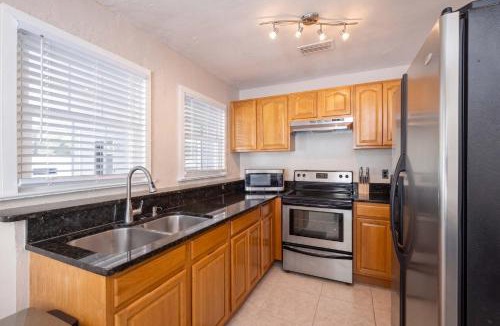 Pleasant Street House | The Landing on 3rd - Walk to UF & Downtown, Pets