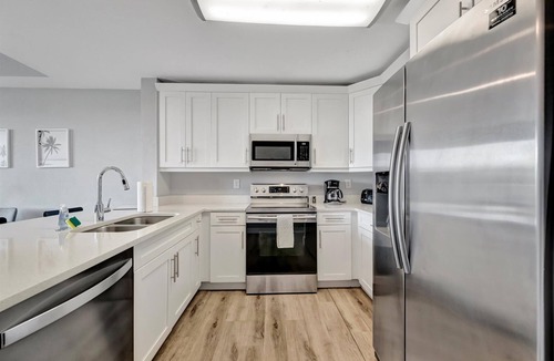 Ruskin Apartment | The Mangrove Waterfront Pool Hot Tub Near Beach