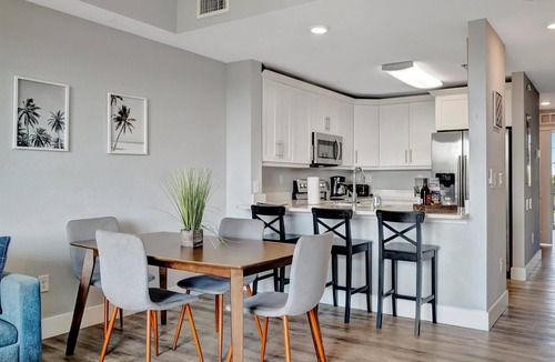 Ruskin Apartment | The Mangrove Waterfront Pool Hot Tub Near Beach