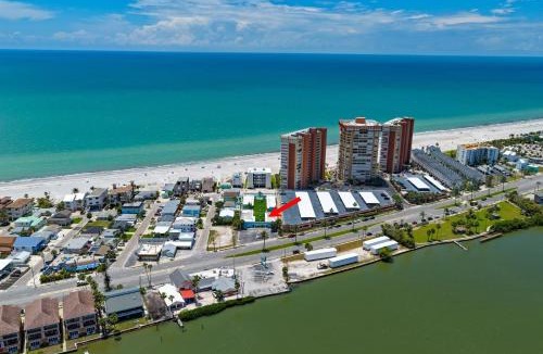 Redington Shores Apartment | The Monterey