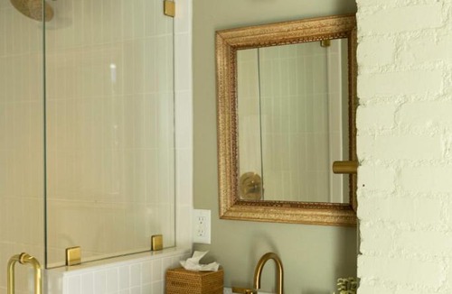 Harleston Village Bed & Breakfast | The Nicholas Carriage King Suite 1 Block to King