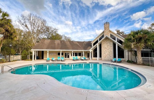 Gainesville Apartment | The Nomad at Gables - King Bed , Pool , Garage