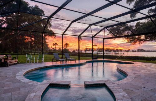 Bradenton House | The Plantation House! Waterfront view! Free pool heat!
