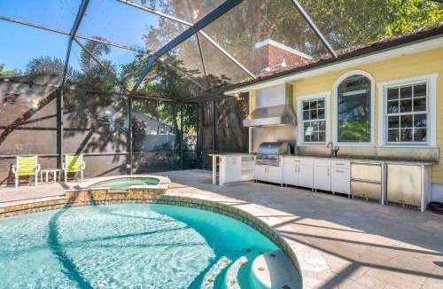 Bradenton House | The Plantation House! Waterfront view! Free pool heat!