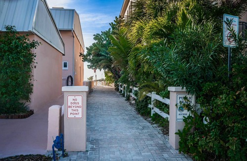 Redington Shores House | The Seagull beach cottage is steps to the beach.