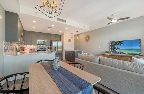 North Trail Condo | The Strand 304 - Luxury Waterfront Bay Views - Heated Pool & Spa - Near Downtown