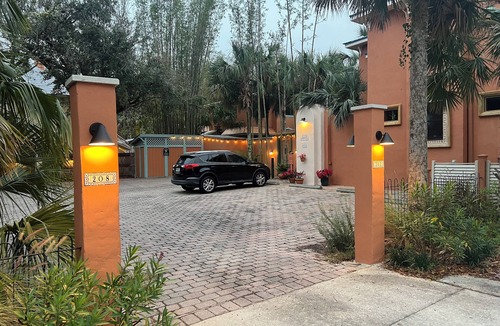 DeLand Apartment | The Studio at Casa Cascada. A ground floor studio suite in a stunning oasis