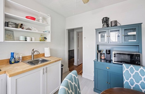 Tarpon Springs Apartment | The Tarpon Flat-Bright 1BR Downtown Retreat