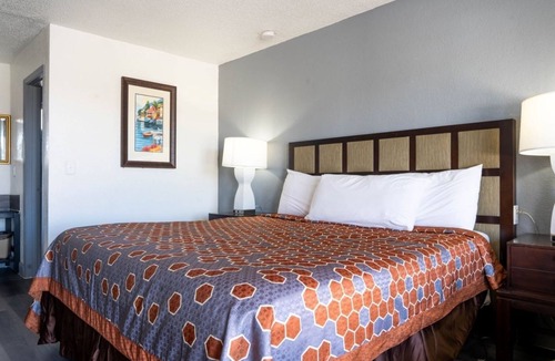 Ocala Hotel | The Ultimate Rest: King Bed, Modern Amenities, Free Parking